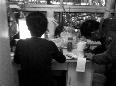 记者卧底探秘假牙黑作坊：成本几十元医院卖6千