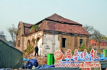 这座有特点的民国老房子现在沦为临时厕所了。本报记者乔显佳摄