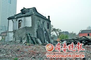 这座民国老房子外墙通体石块砌成,在济南十分罕见,但是处境险恶。本报记者乔显佳摄