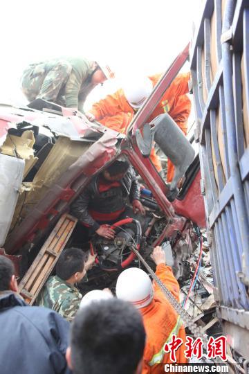 京台高速山东段120车连环相撞已致7死35伤（图）