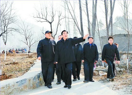 11月27日，省委书记、省人大常委会主任张庆黎到加强基层建设年活动联系点涞水县悟空寺村看望慰问村民，向当地干部群众宣讲党的十八大精神。这是张庆黎在悟空寺村详细了解村容村貌的建设情况。郭昭 摄