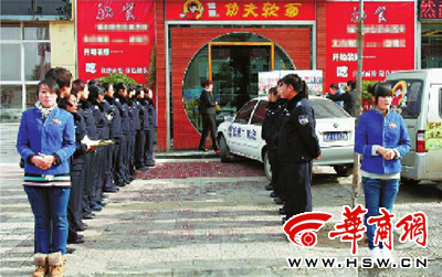 城管执法车堵在饭店门口，执法人员边发宣传单，边喊&ldquo;饭店没交垃圾处理费&rdquo; 本报记者魏光敬摄