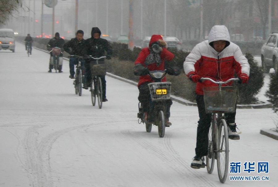 （晚报）内蒙古迎来大风降温降雪天气
