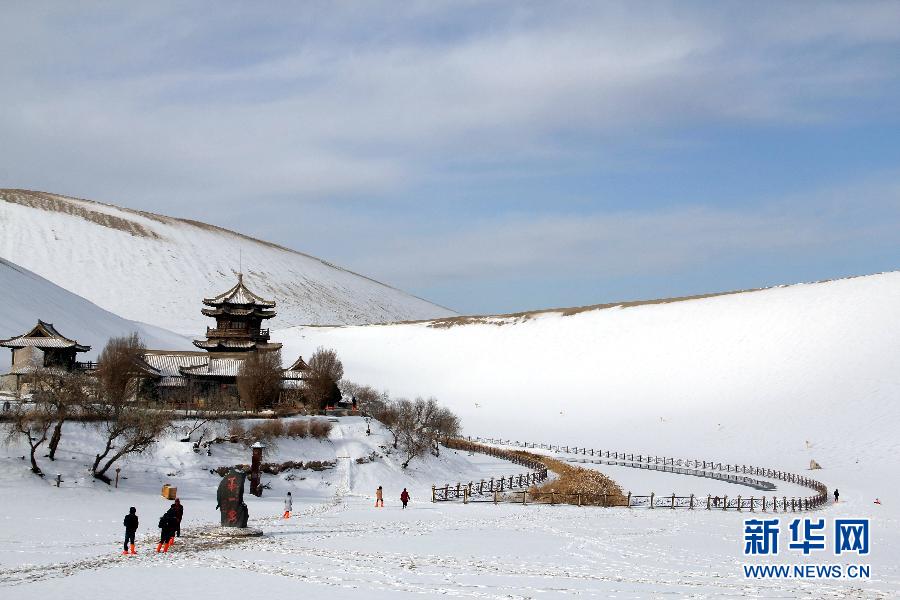 #（生态）（2）敦煌鸣沙山月牙泉雪景如画