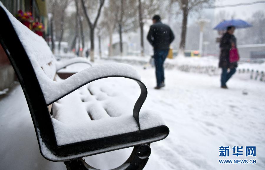 （晚报）（3）乌鲁木齐持续降雪