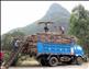 12月9日，在广西柳州市融安县浮石镇，几名蔗农将成捆的甘蔗装上卡车。新华社记者 刘广铭 摄
