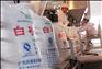 12月9日，在广西柳州市融安县一制糖企业，两名工人在流水线上包装白砂糖。新华社发（龙林智 摄）