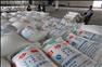 12月9日，在广西柳州市融安县一制糖企业，工人将成袋的白砂糖运进仓库。新华社发（邓克轶 摄）