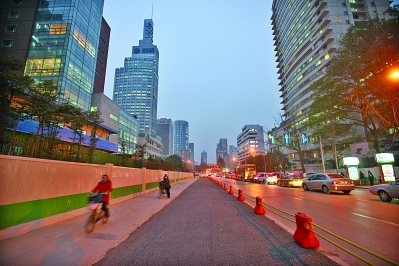 北京西路与云南路交界处一部分银杏已被移走。扬子晚报记者 宋峤 摄