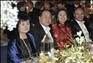 新华社照片，斯德哥尔摩，2012年12月10日 （国际·名人相册）（7）莫言领取诺贝尔奖12月10日，在瑞典首都斯德哥尔摩，获颁诺贝尔文学奖的中国作家莫言（左二）与夫人杜勤兰（左一），中国驻瑞典大使兰立俊就（右一）及大使夫人顾琅琳（右二）出席诺贝尔颁奖典礼晚宴。新华社记者武巍摄
