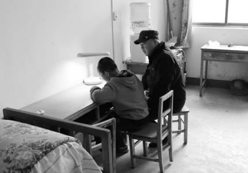 6成受访者认为陪读较普遍专家呼吁让孩子自立