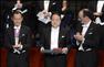 12月10日，在瑞典首都斯德哥尔摩音乐厅举行的2012年诺贝尔奖颁奖仪式上，中国作家莫言（中）领取诺贝尔文学奖。 新华社记者武巍摄