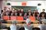 12月10日，延安志丹红军小学的学生与参加捐赠活动的嘉宾合影留念。新华社发（刘长龙 摄）