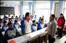 12月10日，郭明义在鞍山市第三中学回答学生提问。新华社记者潘昱龙摄