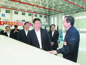 习近平在中航通用飞机有限责任公司珠海基地总装车间听取公司新型飞机研制情况介绍。