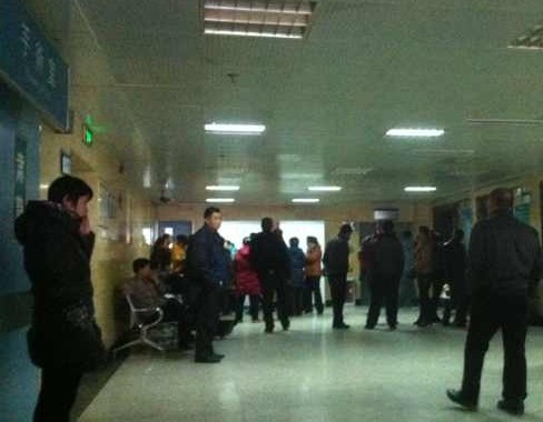 手术室门外，学生家属焦急等待中。