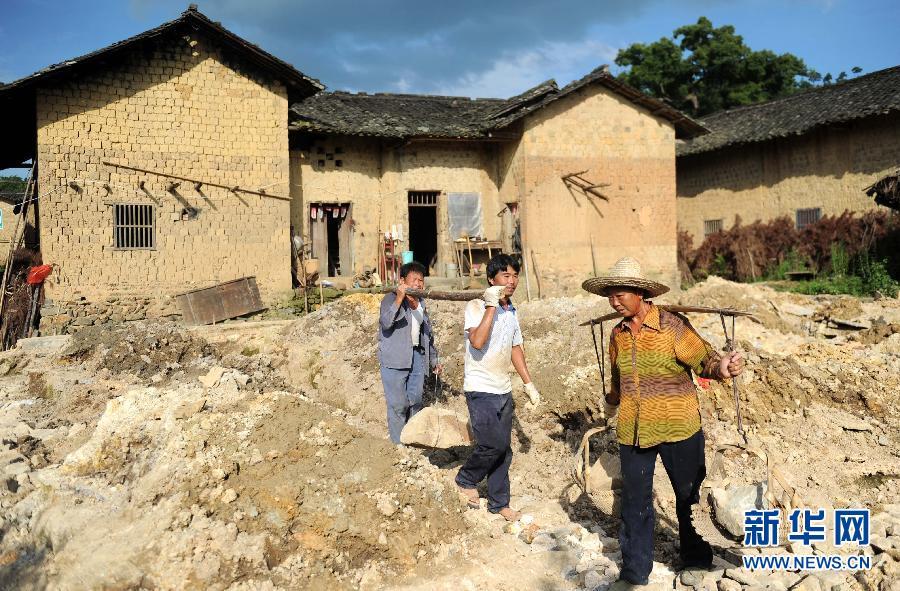 （奋进中国·十八大精神在基层·图文互动）（1）东中西部话小康——中国百姓的共富梦