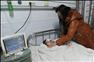 12月14日，家人在县中医院病房里照顾“12·14”伤害案受伤学生邹灿。新华社记者 李博 摄