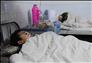 12月14日，受伤学生张志明（左）在县中医院病房里休息。新华社记者 李博 摄