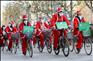 12月19日，中学生装扮成“圣诞老人”在南通街头骑行，向市民宣传低碳环保理念。