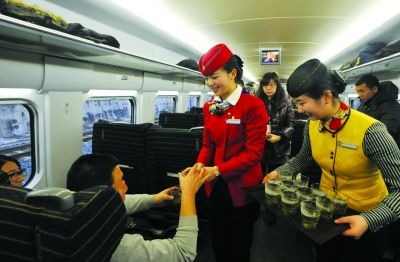 青春靓丽的高铁&ldquo;动姐&rdquo;为试乘旅客服务。本版摄影 记者李子云
