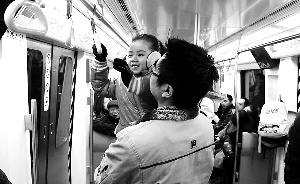 乘客带着孩子体验新地铁。晨报记者 王巍/摄