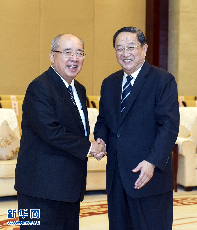 10月25日，中共中央政治局常委、全国政协主席俞正声在南宁会见前来出席第九届两岸经贸文化论坛的中国国民党荣誉主席吴伯雄一行。新华社记者王晔摄