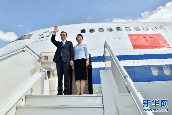 5月4日，国务院总理李克强乘专机抵达亚的斯亚贝巴，开始对埃塞俄比亚和非盟总部进行正式访问。李克强总理夫人程虹同机抵达。  新华社记者 李涛 摄
