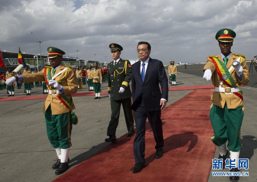 5月4日，国务院总理李克强乘专机抵达亚的斯亚贝巴，开始对埃塞俄比亚和非盟总部进行正式访问。埃塞俄比亚总理海尔马里亚姆在机场为李克强举行隆重的欢迎仪式。 新华社记者 谢环驰 摄