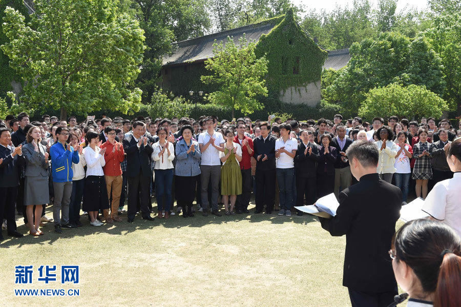 5月4日，习近平在校园观看北大师生纪念五四运动95周年青春诗会。 新华社记者 马占成 摄