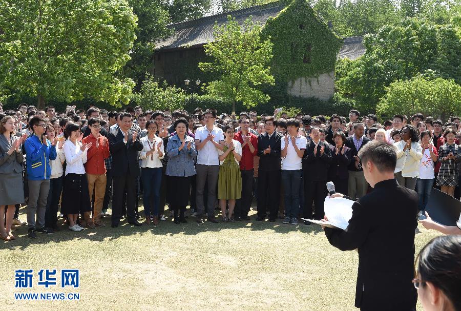 5月4日，习近平在校园观看北大师生纪念五四运动95周年青春诗会。 新华社记者 马占成 摄