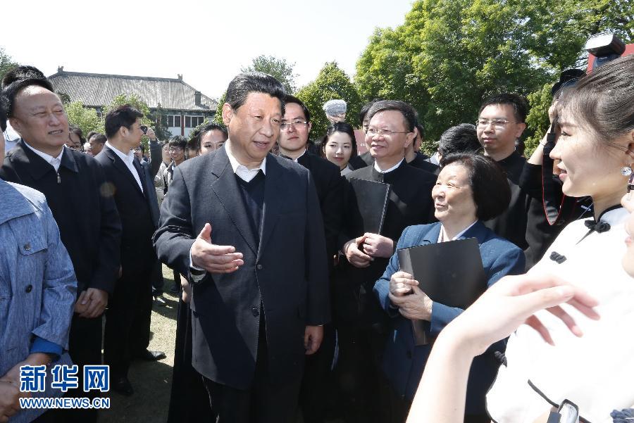 5月4日，习近平在校园观看北大师生纪念五四运动95周年青春诗会时同朗诵者亲切交谈。 新华社记者 鞠鹏 摄