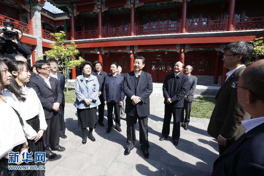 5月4日，习近平在北京大学人文学苑同师生们交流。  新华社记者 鞠鹏 摄