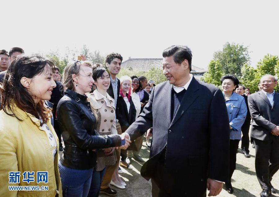 5月4日，习近平在北大校园同留学生亲切交谈。 新华社记者 鞠鹏 摄