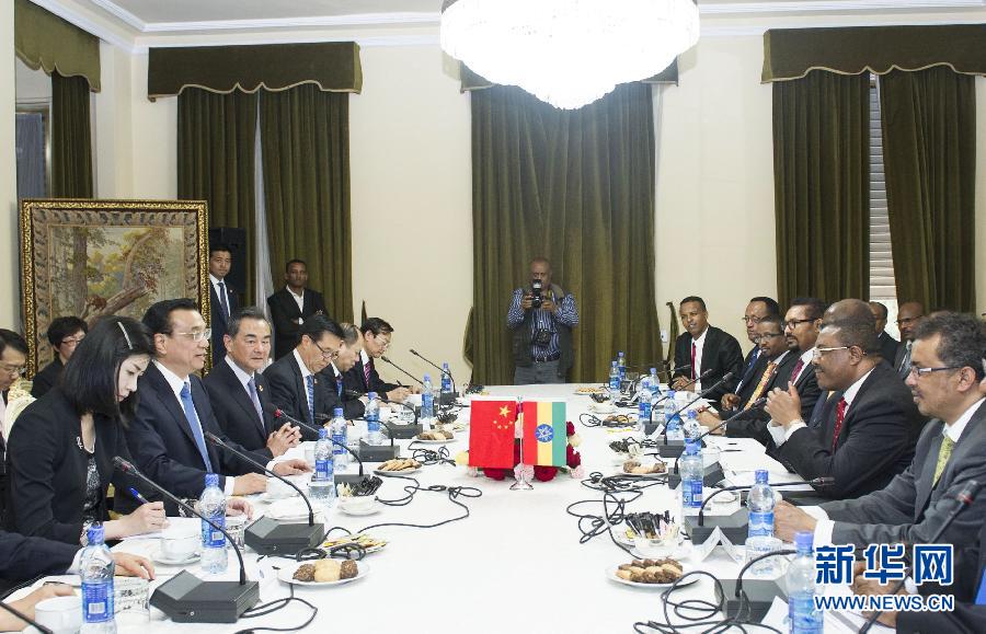 5月4日，中国国务院总理李克强在亚的斯亚贝巴与埃塞俄比亚总理海尔马里亚姆举行会谈。  新华社记者 王晔 摄