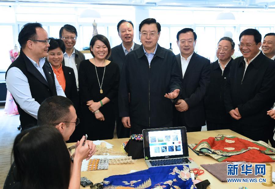 5月8日至11日,中共中央政治局常委、全国人大常委会委员长张德江在浙江调研。这是5月9日,张德江来到位于嘉兴市的雅莹服装有限公司,了解公司的服装设计、生产和销售情况。新华社记者 马占成 摄 5月8日至11日,中共中央政治局常委、全国人大常委会委员长张德江在浙江调研。这是5月9日,张德江来到位于嘉兴市的雅莹服装有限公司,了解公司的服装设计、生产和销售情况。新华社记者 马占成 摄