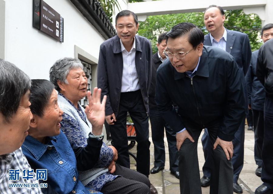 這是5月10日，張德江來到杭州市小營街道調研，並與市民親切交談。新華社記者 馬佔成 攝 