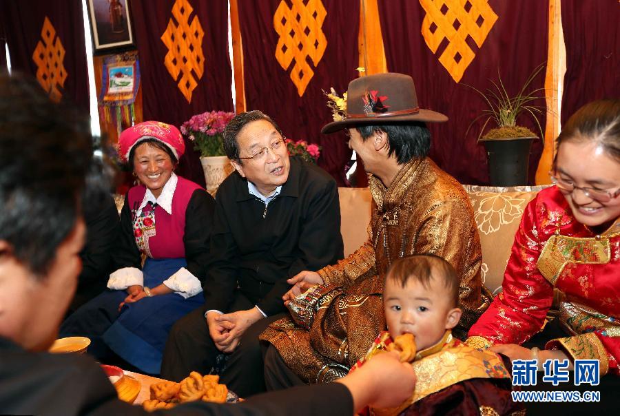这是5月16日，在香格里拉县建塘镇金龙社区，俞正声走进藏族居民家中，与他们促膝交谈。 新华社记者 刘卫兵 摄 