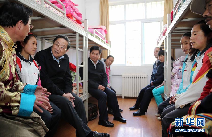 这是5月17日，俞正声在迪庆藏族自治州藏文中学亲切看望师生。 新华社记者 刘卫兵 摄