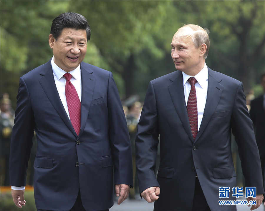 这是会谈前，习近平在上海西郊会议中心广场为普京举行欢迎仪式。新华社记者 兰红光 摄 