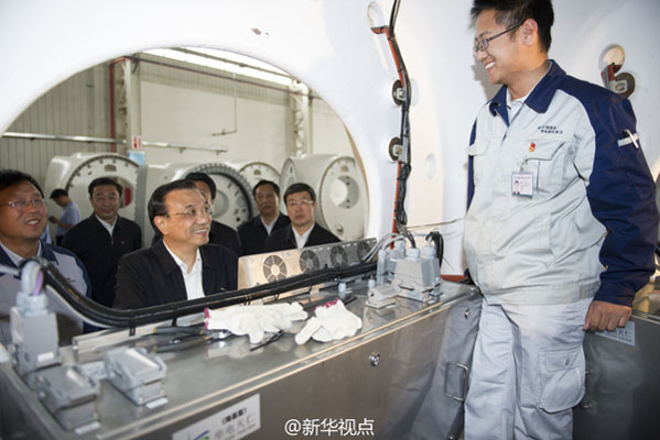 22日下午，李克强来到国电联合动力技术（赤峰）有限公司。