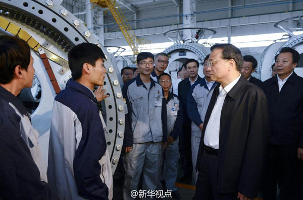 22日下午，李克强来到国电联合动力技术（赤峰）有限公司。