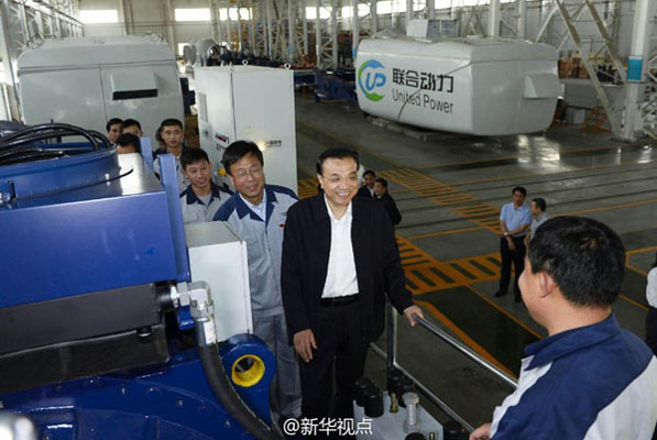 22日下午，李克强来到国电联合动力技术（赤峰）有限公司。