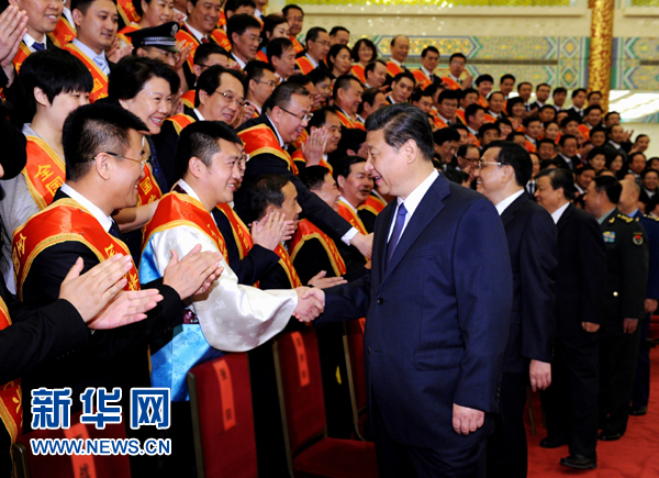 5月27日，党和国家领导人习近平、李克强、刘云山等在北京人民大会堂会见第六次全国军转表彰大会受表彰代表。 新华社记者饶爱民摄