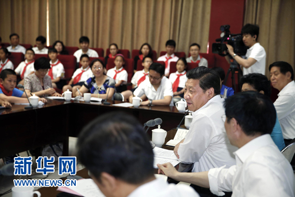 5月30日上午,中共中央总书记、国家主席、中央军委主席习近平来到北京市海淀区民族小学,参加庆祝“六一”国际儿童节活动。这是习近平在学校与少先队辅导员、教师、家长、学生代表座谈。新华社记者 鞠鹏 摄 5月30日上午,中共中央总书记、国家主席、中央军委主席习近平来到北京市海淀区民族小学,参加庆祝“六一”国际儿童节活动。这是习近平在学校与少先队辅导员、教师、家长、学生代表座谈。新华社记者 鞠鹏 摄