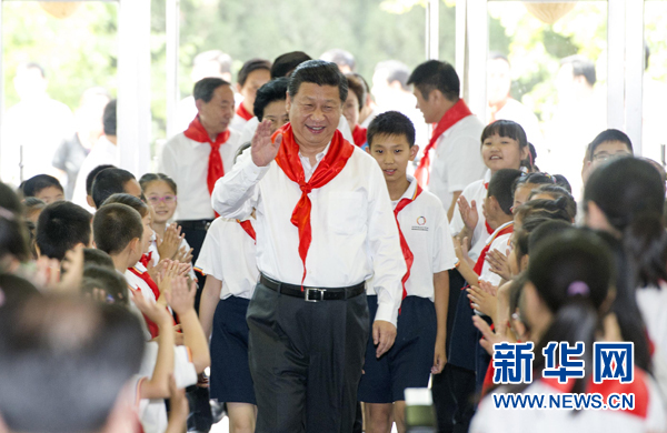 5月30日上午,中共中央总书记、国家主席、中央军委主席习近平来到北京市海淀区民族小学,参加庆祝“六一”国际儿童节活动。这是习近平在参加少先队入队仪式时,向少先队员们致以节日问候。新华社记者 谢环驰 摄 5月30日上午,中共中央总书记、国家主席、中央军委主席习近平来到北京市海淀区民族小学,参加庆祝“六一”国际儿童节活动。这是习近平在参加少先队入队仪式时,向少先队员们致以节日问候。新华社记者 谢环驰 摄