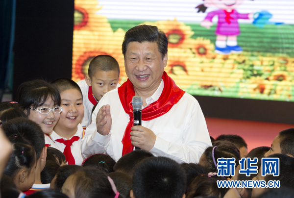 5月30日上午,中共中央总书记、国家主席、中央军委主席习近平来到北京市海淀区民族小学,参加庆祝“六一”国际儿童节活动。这是习近平在参加少先队入队仪式时,向少先队员们致以节日问候。新华社记者 谢环驰 摄 5月30日上午,中共中央总书记、国家主席、中央军委主席习近平来到北京市海淀区民族小学,参加庆祝“六一”国际儿童节活动。这是习近平在参加少先队入队仪式时,向少先队员们致以节日问候。新华社记者 谢环驰 摄