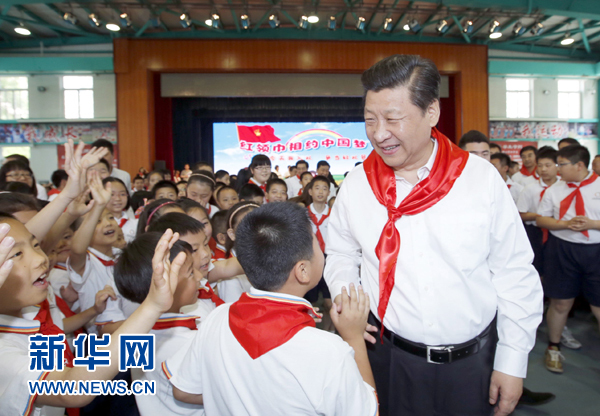 这是习近平在参加少先队入队仪式时,向少先队员们致以节日问候。新华社记者 鞠鹏 摄 这是习近平在参加少先队入队仪式时,向少先队员们致以节日问候。新华社记者 鞠鹏 摄