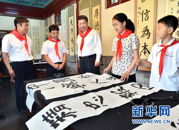 这是习近平观看学生书写的毛笔字。新华社记者 李涛 摄 这是习近平观看学生书写的毛笔字。新华社记者 李涛 摄