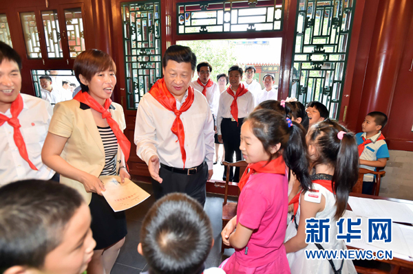 这是习近平听学生背诵《弟子规》和《少年中国说》。新华社记者 李涛 摄 这是习近平听学生背诵《弟子规》和《少年中国说》。新华社记者 李涛 摄